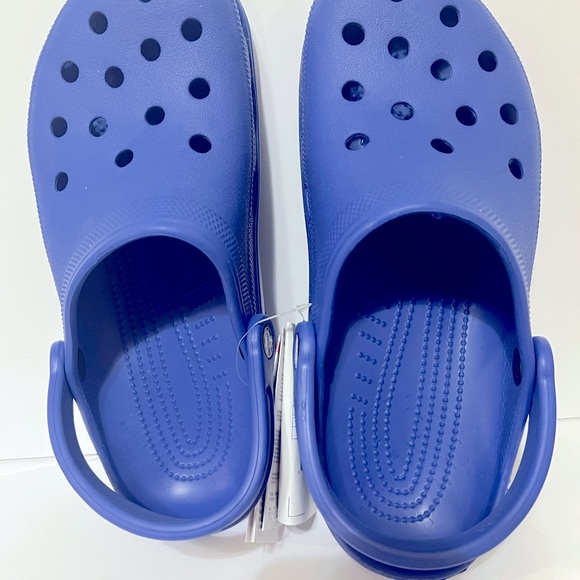 Unisex crocs. Size Men 7 and Size women 9. - Picture 3 of 9